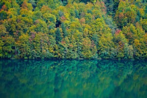 Bergsee im Herbst