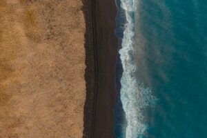 Blaues Meer trifft auf Sandstrand