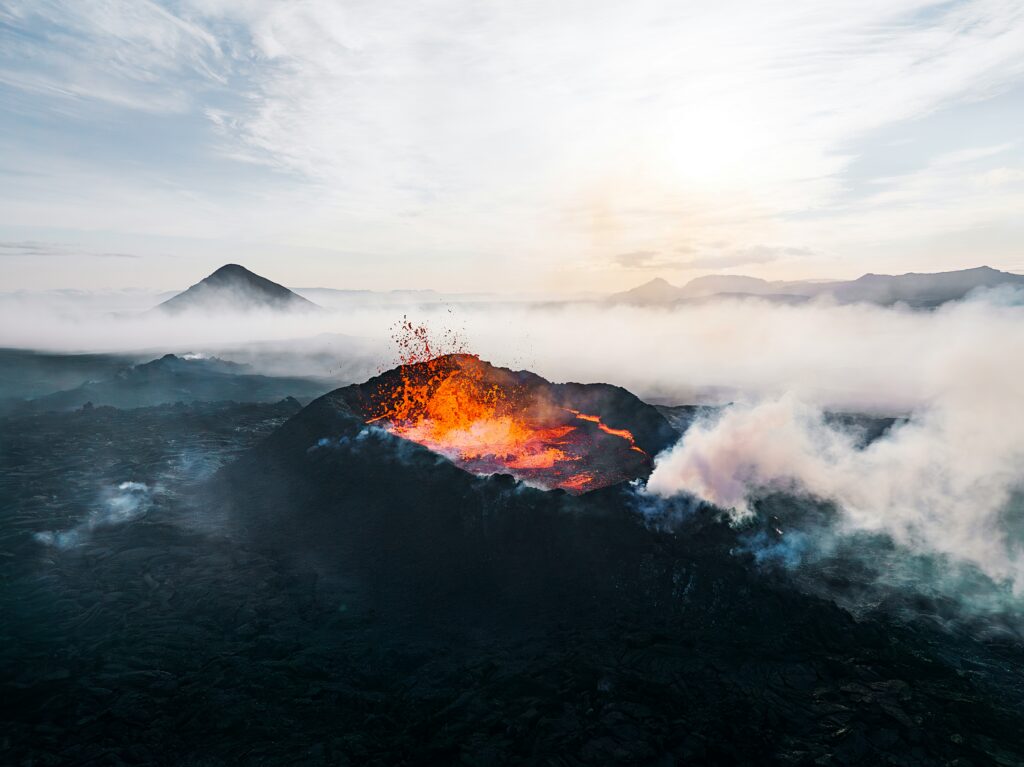 Vulkanausbruch, sprühende Lava, Rauch - eine Metapher für Wut.