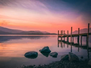 Abendstimmung am See; der Himmel ist gefärbt in orange-rot-dunkelblau