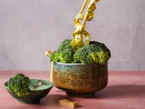 gesundes Abnehmen - Symbolbild mit Broccoli und Massband