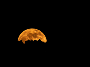 blutroter Mond am dunklen Nachthimmel