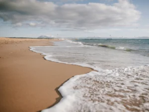 Sanfte Wellen plätschern an den Sandstrand - ein Kommen und Gehen des Wassers