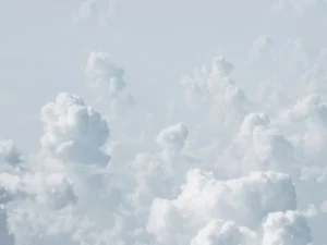 weisse Wolken am weiss-grauen Himmel